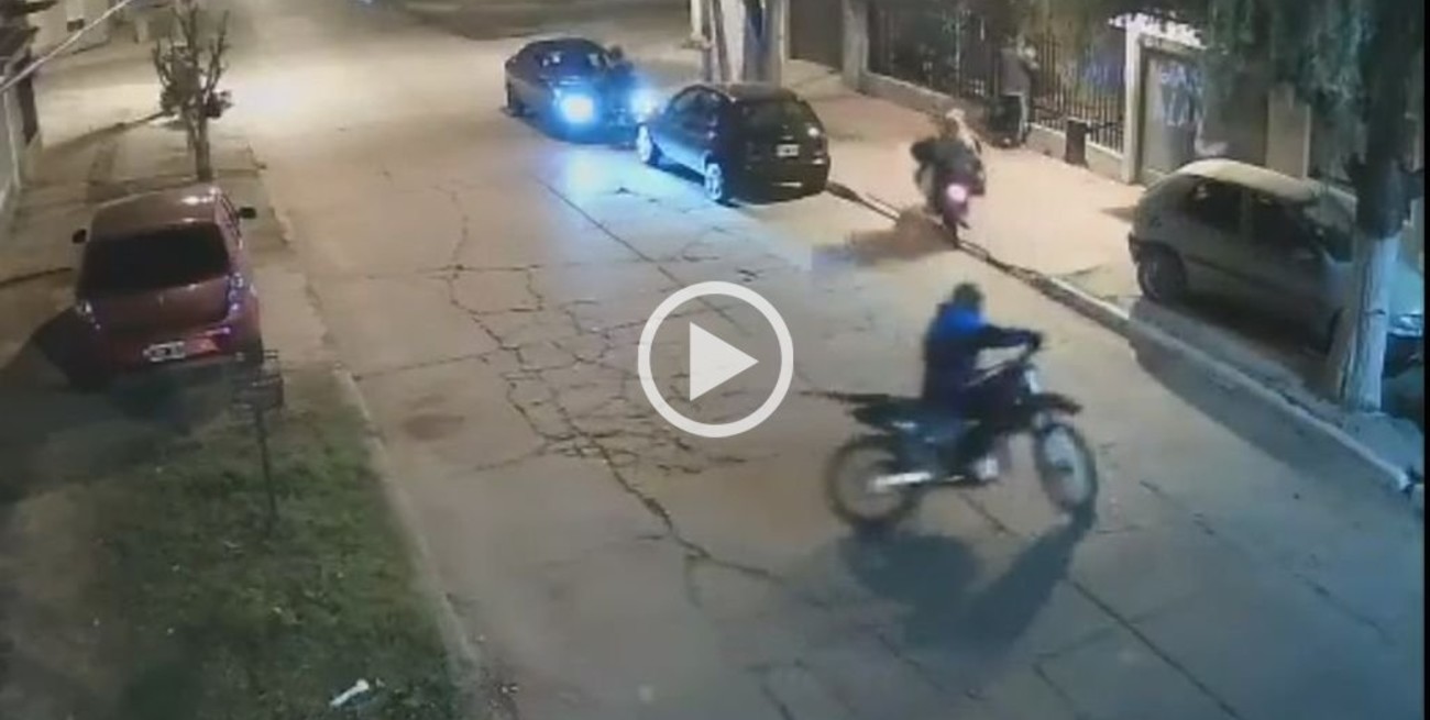 Video: motochorros le dispararon cuatro veces a una familia para robarle el auto