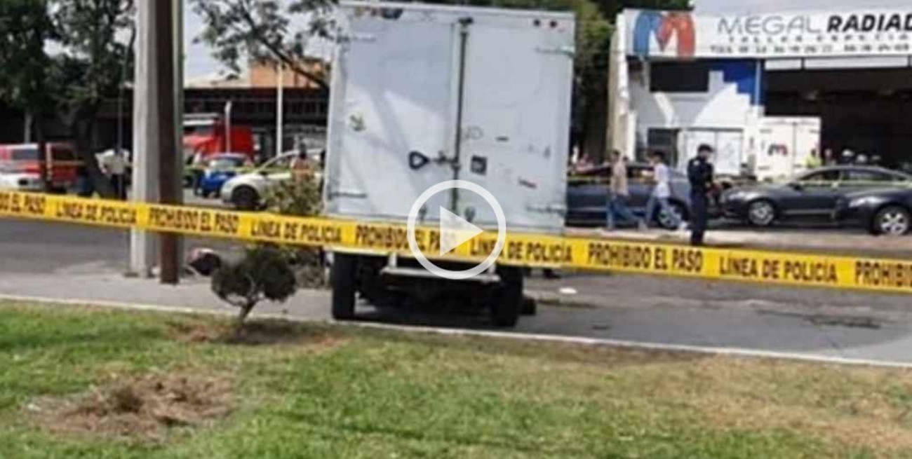 Video: un camionero atropelló a tres delincuentes en México y mató a uno
