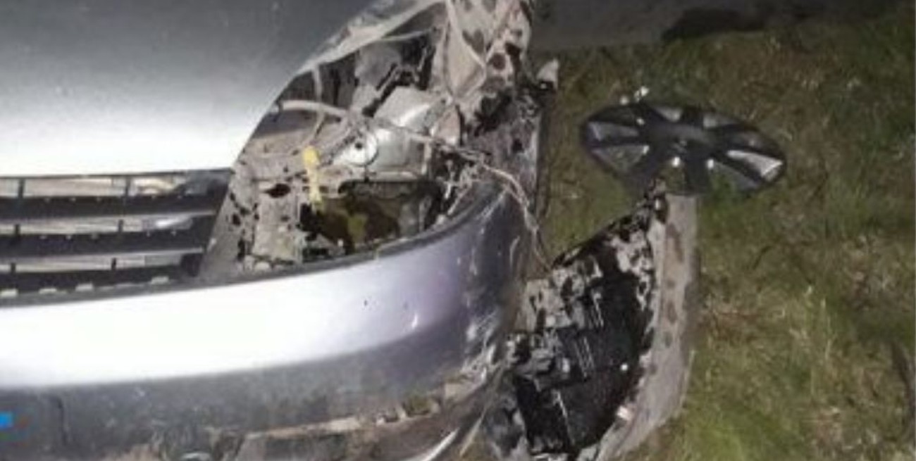 Paraná: quiso esquivar un lomo de burro y chocó una columna de la luz