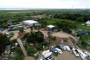 Fernando Nicola Todo mal. En esta vista se observan las quintas, la guardería náutica, el galpón comercial y el terreno rellenado con escombros; todo ilegal y a la vista de quien cruza el puente Oroño.