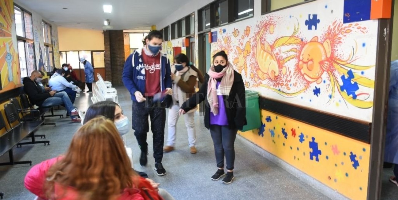 Con 400 turnos diarios, vacunan contra el Covid a menores de 18 años en la ciudad