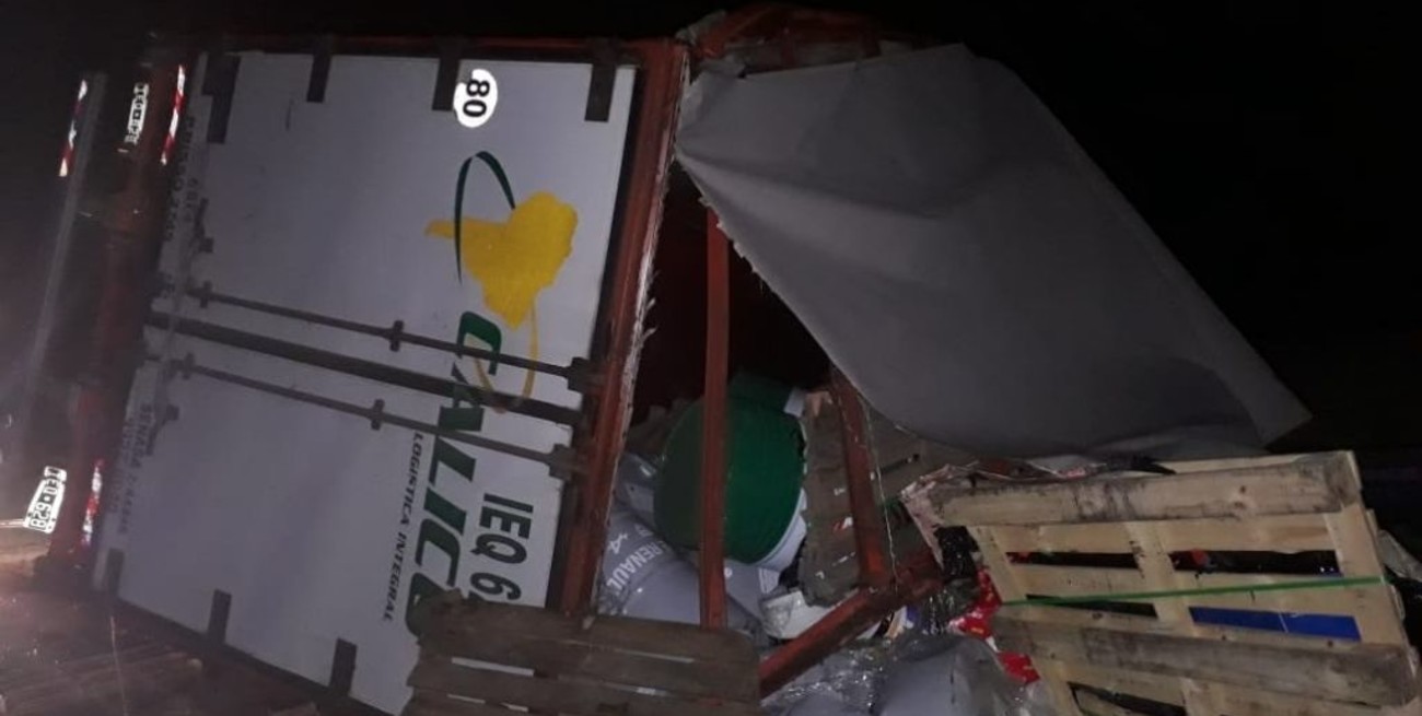 Violento vuelco de un camión sobre la ruta 34