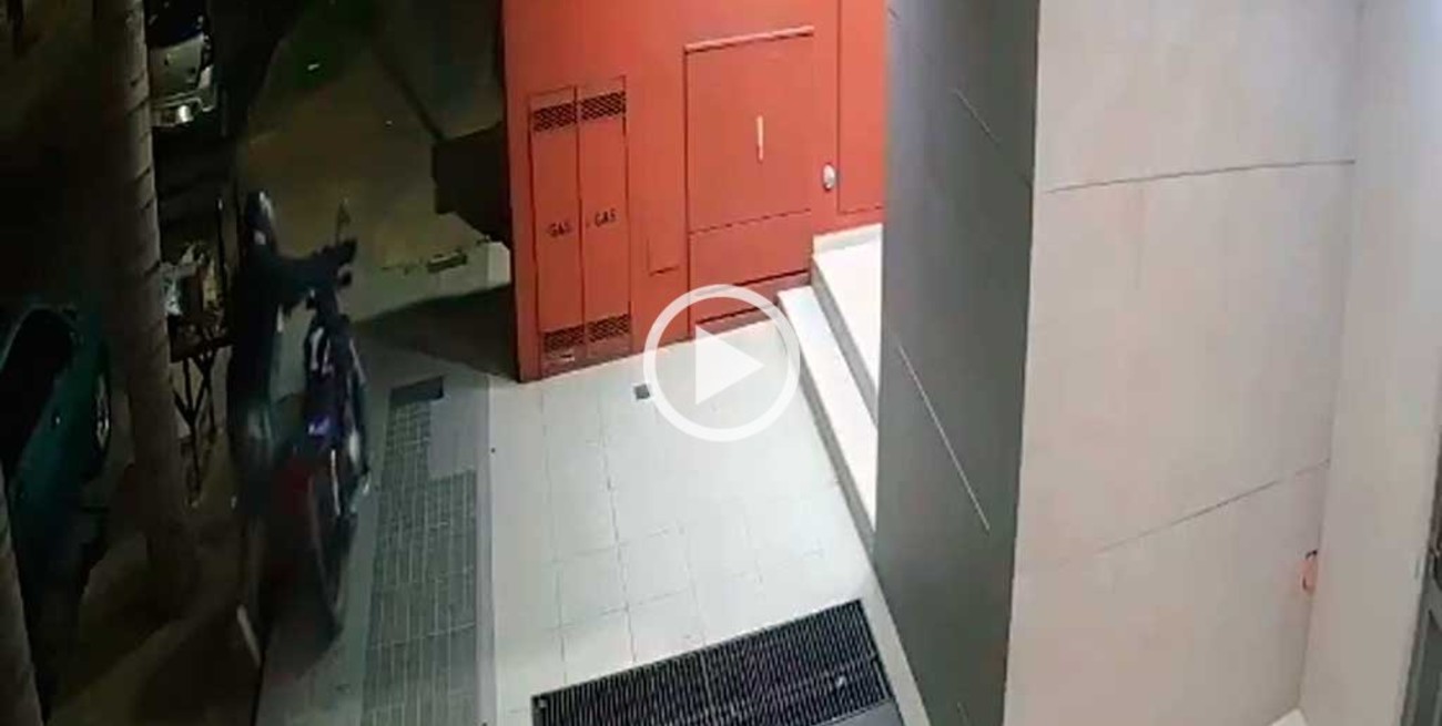 Video: en 15 segundos se roban una moto en barrio Constituyentes
