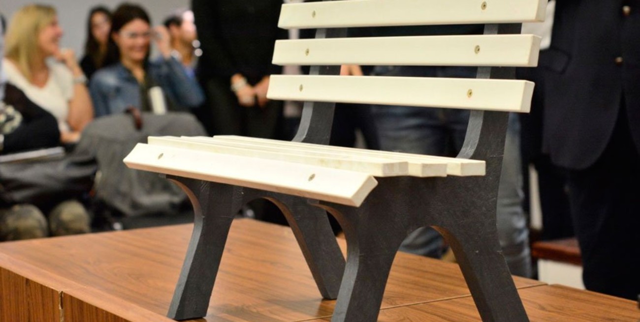 Ecohistorias: juntan tapitas plásticas para hacer bancos y juegos infantiles