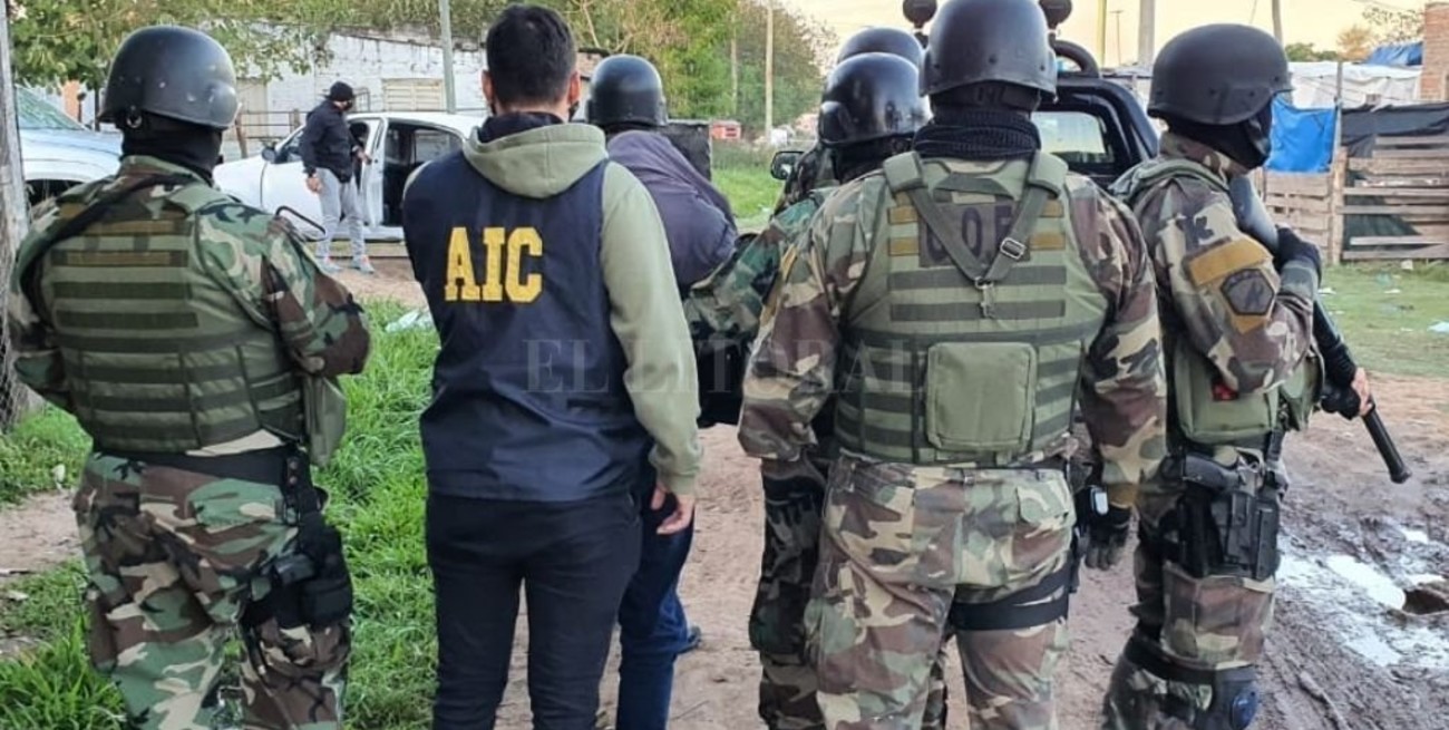 Detienen a "pistoleros" y secuestran sus armas