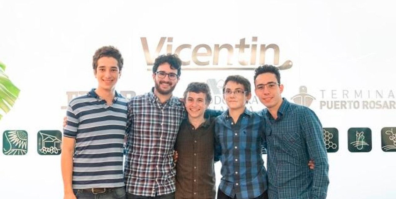 Alumnos del Poli de Rosario representan al país en una competencia internacional