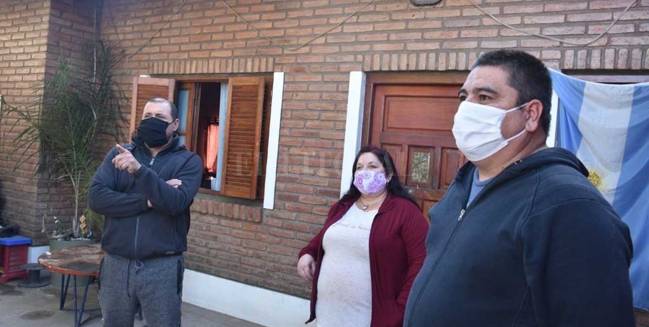 Jóvenes de Candioti y su trabajo de brindarle algo caliente a 400 personas