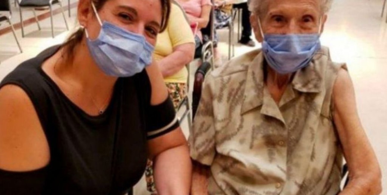 La mujer de 100 años que se vacunó en Córdoba y lo festejó con fernet