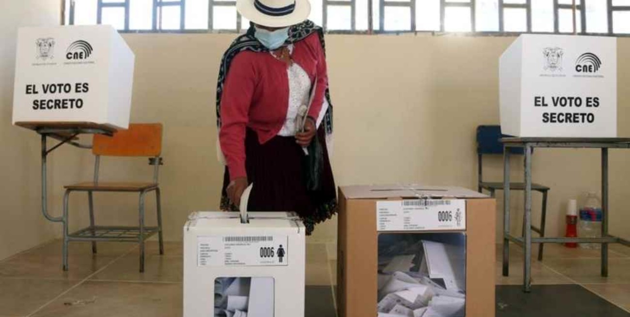 Los primeros sondeos indican que habría segunda vuelta en las elecciones ecuatorianas 