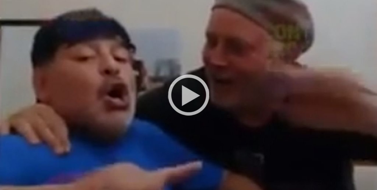 Difundieron un video de Maradona fumando un habano y tomando cerveza días antes de su operación