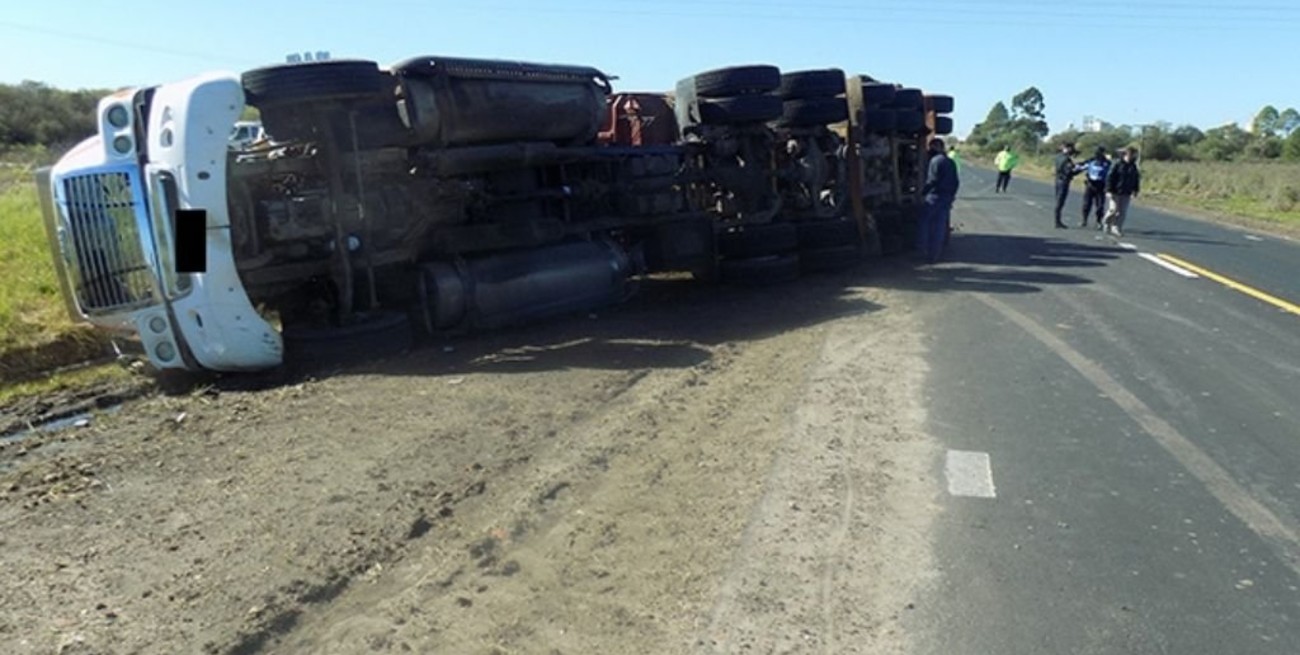Increíble vuelco de un camión sobre la Ruta 18 en Entre Ríos