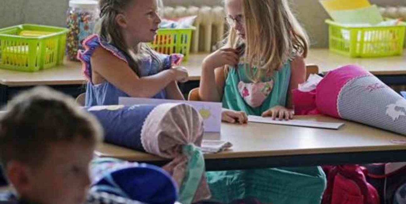 Austria prueba un test de coronavirus con forma de chupetín para niños y niñas