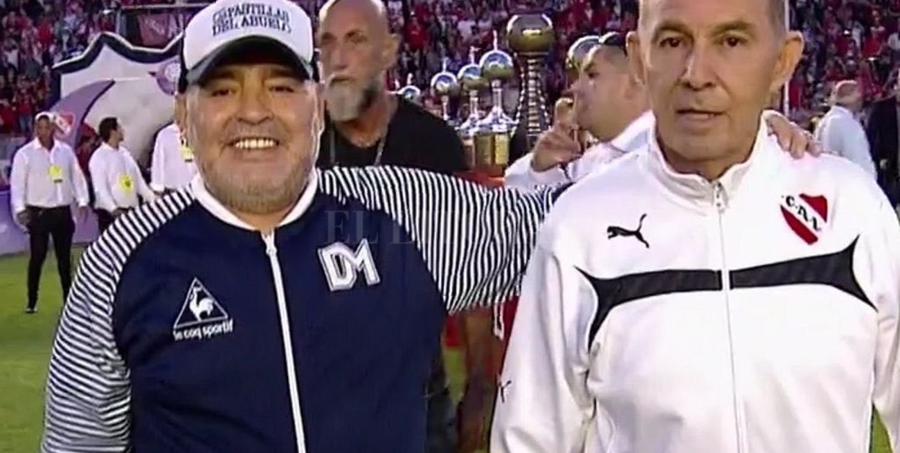 Maradona (el ídolo) y Bochini (el ídolo del ídolo), en un encuentro memorable