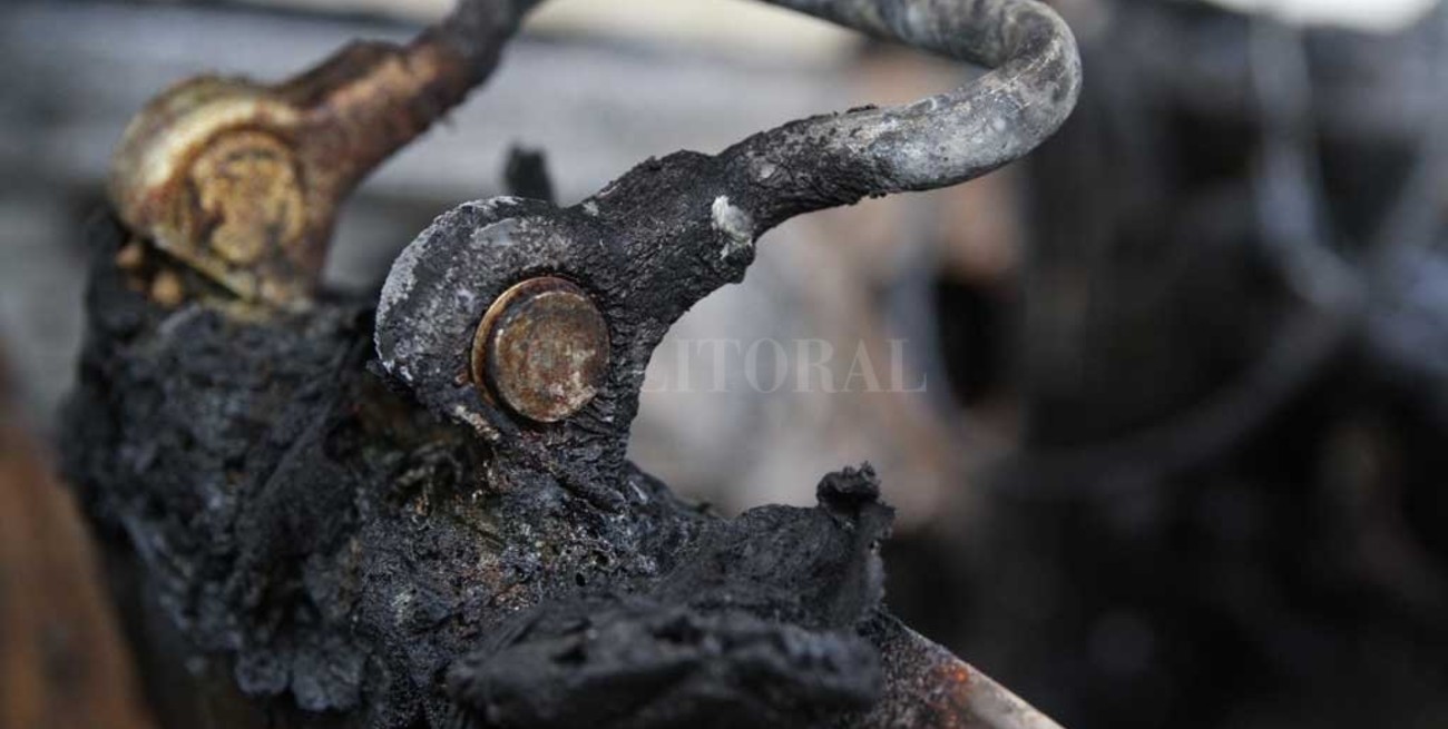 Quemaron dos autos en Ángel Gallardo