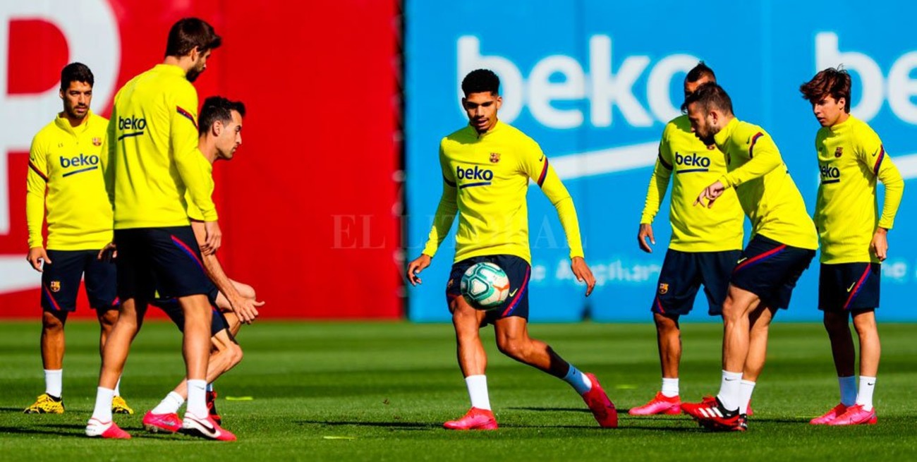El Barcelona volvió a entrenarse en grupos