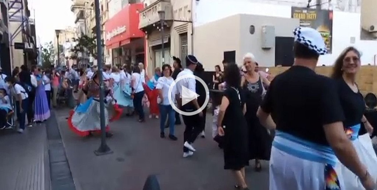 Video: la peatonal santafesina se sumó a los festejos por el Día de la Tradición