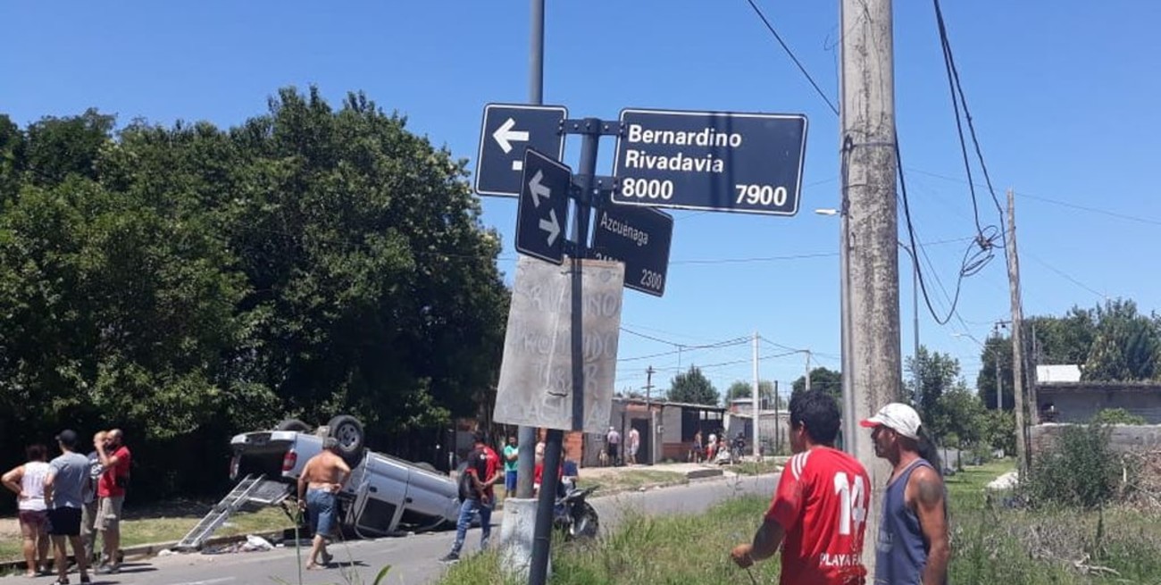 Tremendo accidente en Rivadavia y Azcuénaga