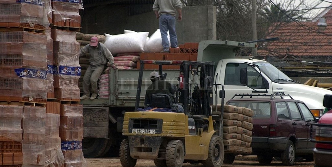 El Gobierno quiere acordar precios de referencia en insumos de construcción para la obra pública