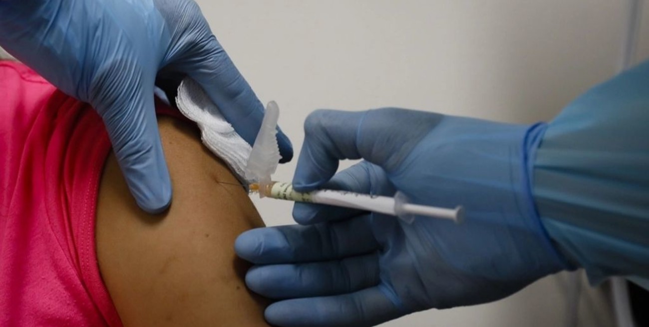 Video: le aplicaron la vacuna contra el covid, pero la jeringa estaba vacía