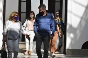 Gentileza Acuerdos. Son a los que pretenden arribar los gobiernos provincial y municipal para tomar las inminentes decisiones respecto de las actividades al aire libre que serán habilitadas en la ciudad. En la foto, la ministra de Salud Sonia Martorano junto al intendente Emilio Jatón.