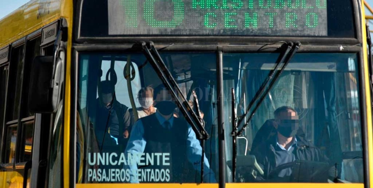 Asaltan a colectivero y a varios pasajeros