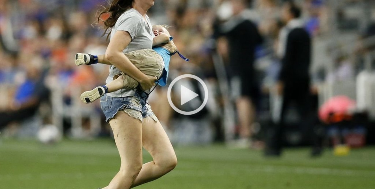 Video: un niño de 2 años ingresó al campo de juego en un partido de fútbol y la madre tuvo que buscarlo