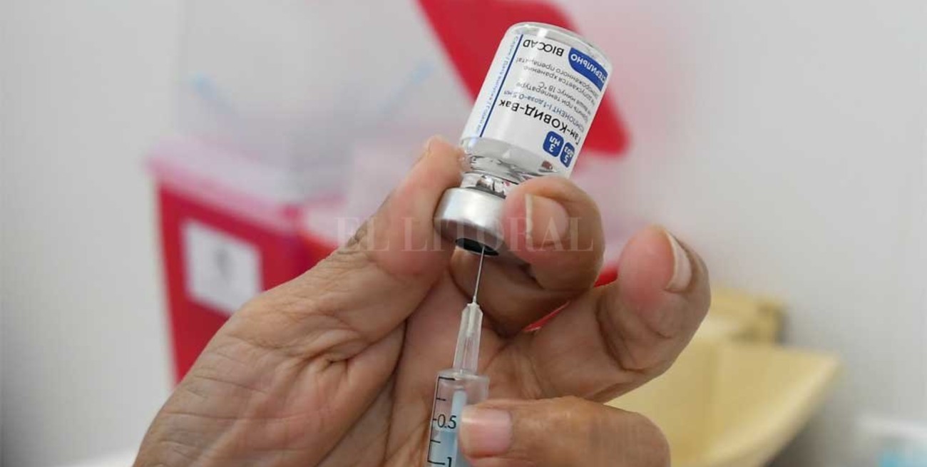 En noviembre se evaluará la posibilidad de reforzar con tercera dosis