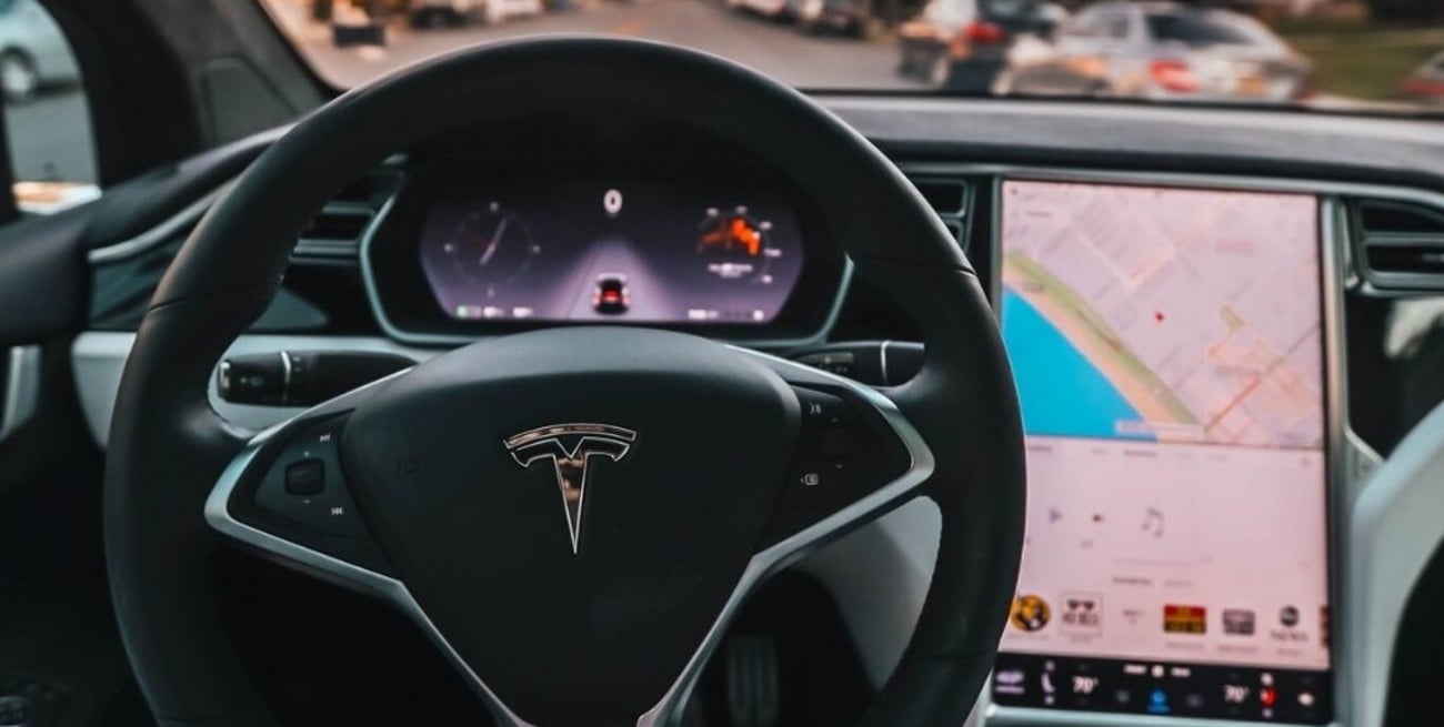 Tesla lanza suscripción para la conducción autónoma total