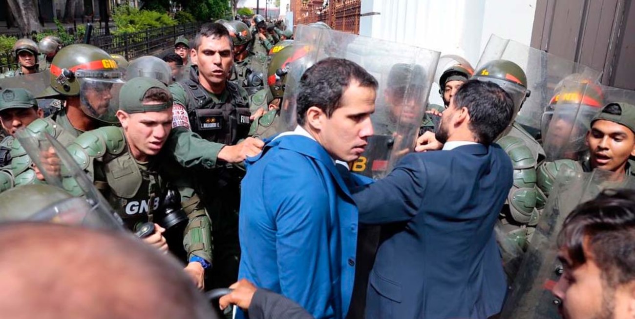 La oposición inició una sesión alternativa para reelegir a Guaidó en el parlamento venezolano