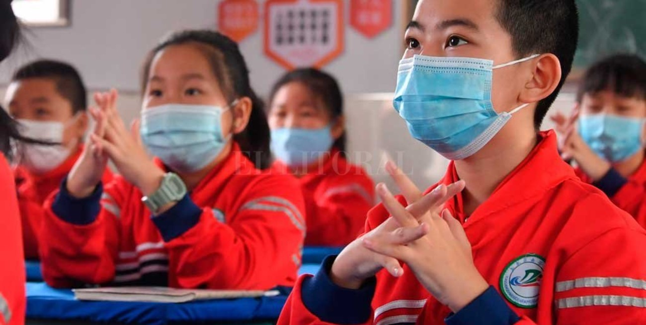 El barbijo refuerza el uniforme escolar en los países que retornan a las aulas