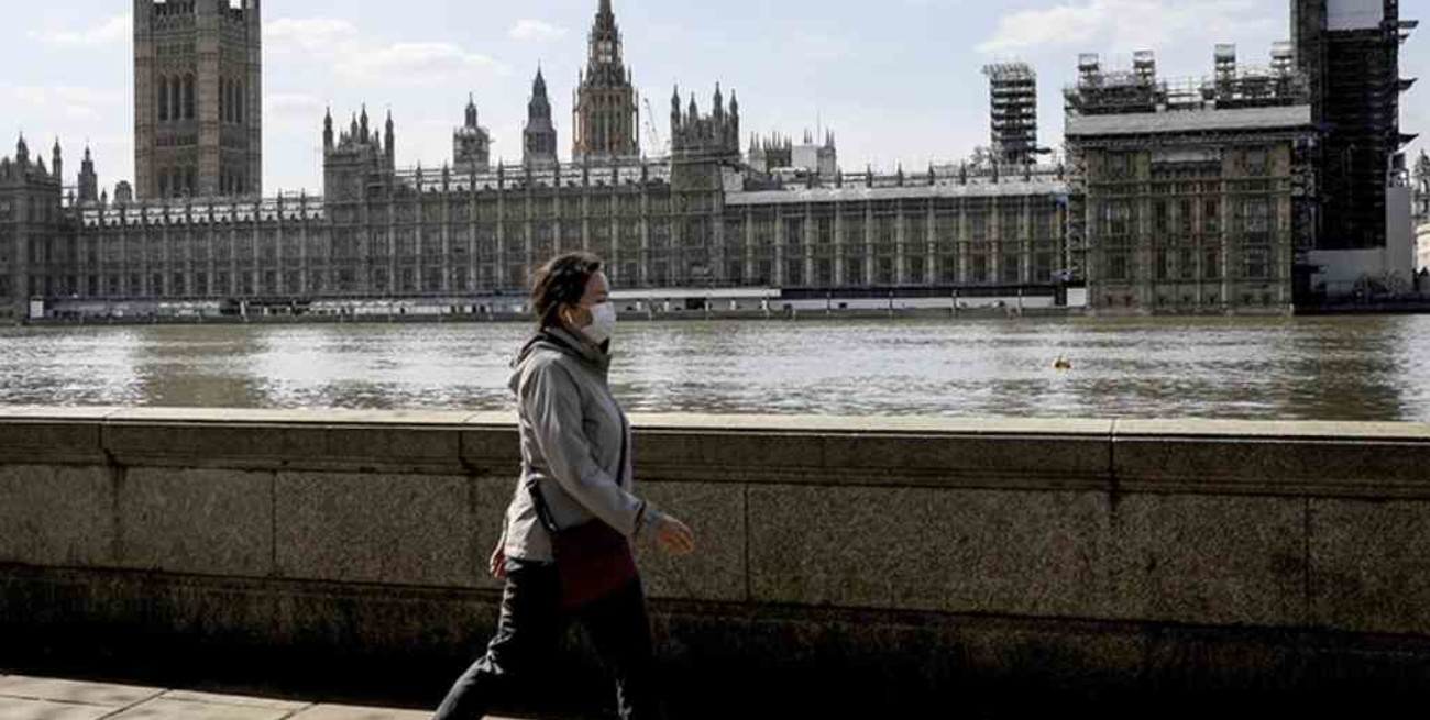 Inglaterra evalúa congelar salarios del sector público a causa de la pandemia