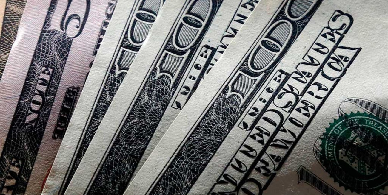 Dólar hoy: sube en los bancos y el "blue" se mantiene estable en 159 pesos