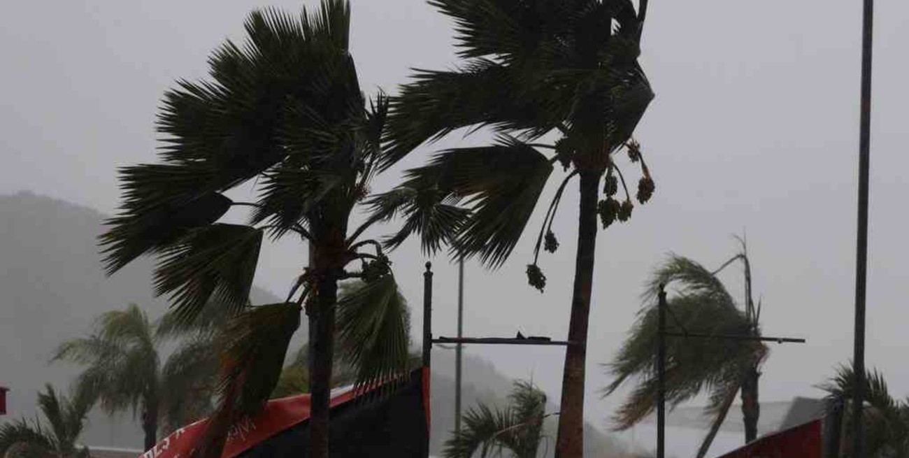 Estados Unidos se prepara para la llegada de la tormenta "Laura" convertida en huracán