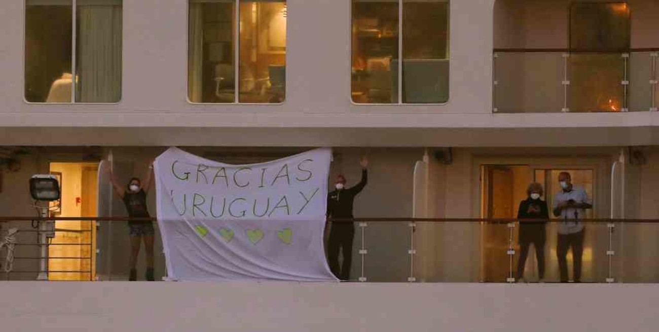 Pasajeros del crucero anclado en Uruguay por casos positivos de coronavirus partieron hacia Australia