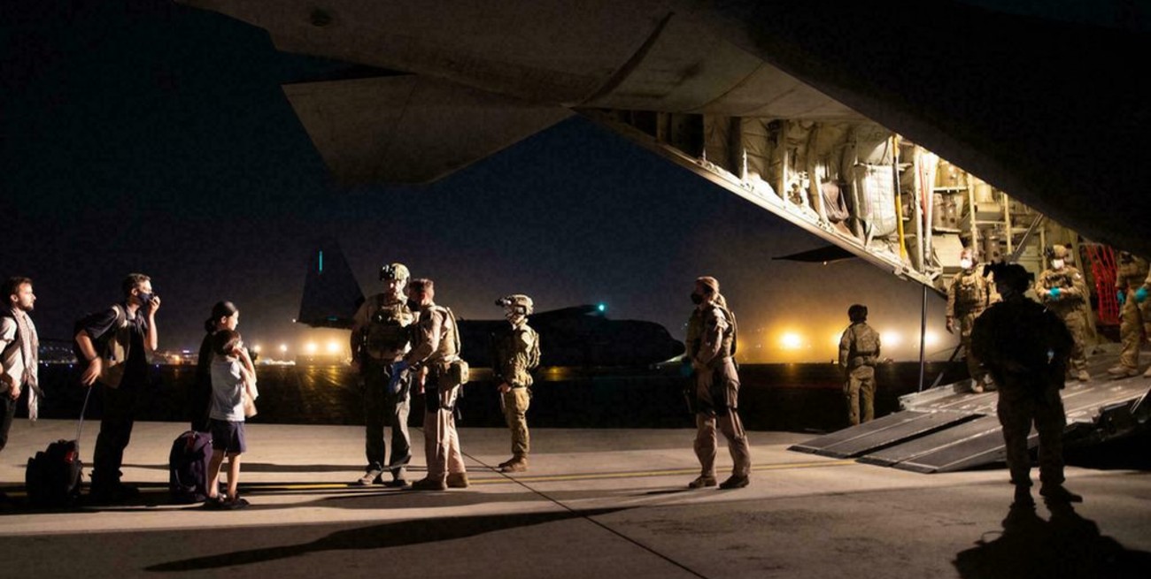 Estados Unidos le ordenó a aerolíneas comerciales asistir en la evacuación de los afganos