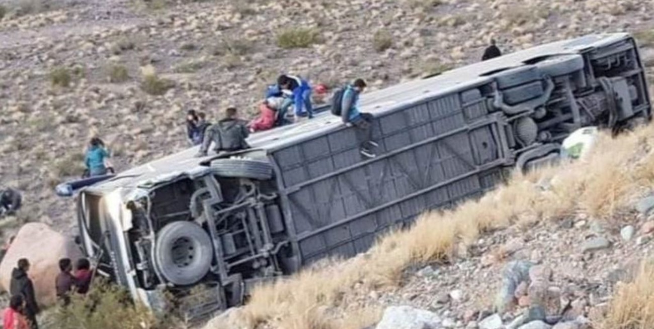 Volcó un colectivo en Mendoza y murieron 3 personas