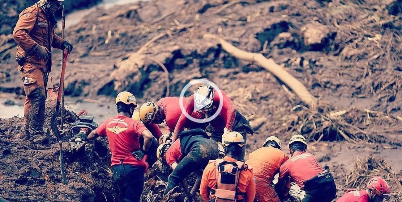 Suben a 150 las muertes por la rotura de la represa en Brasil que causó una avalancha