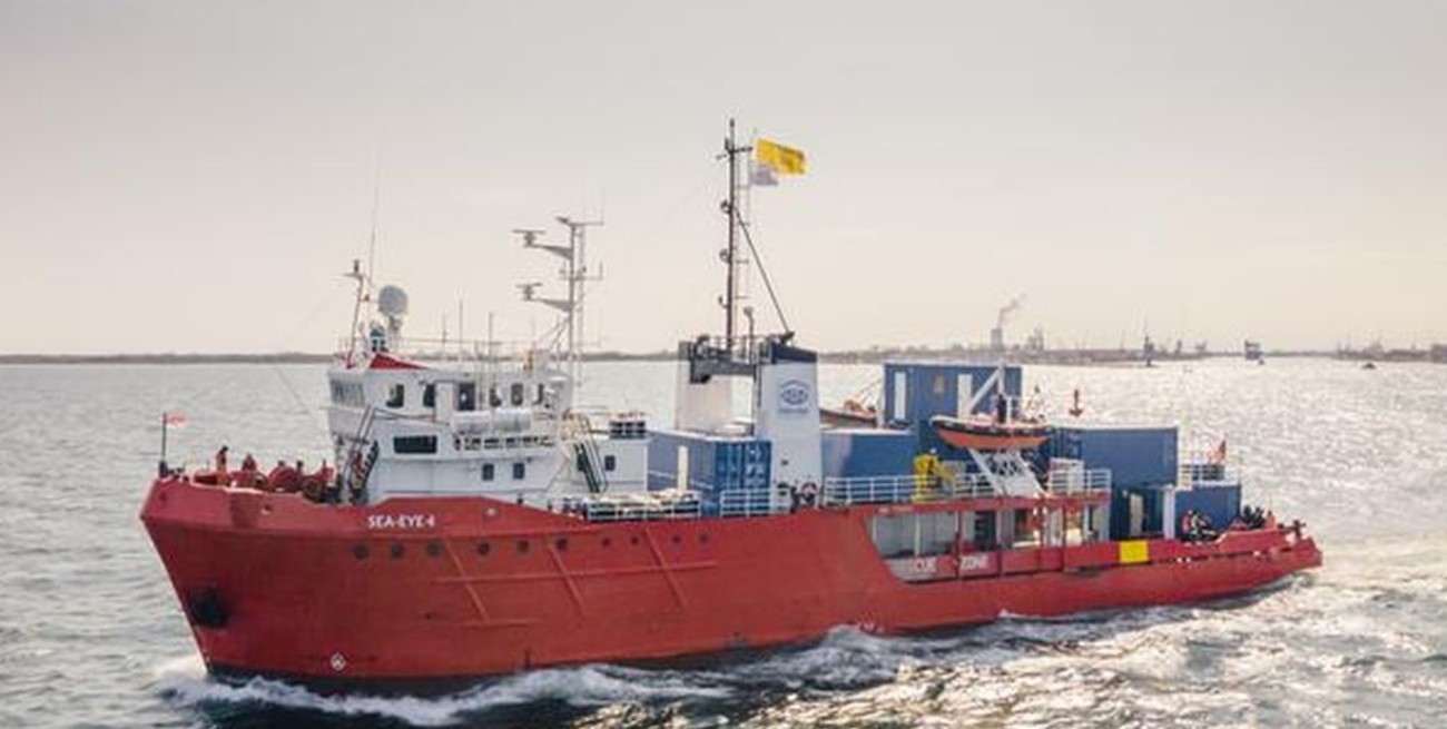 Italia retiene un barco de rescate de migrantes de bandera Alemana
