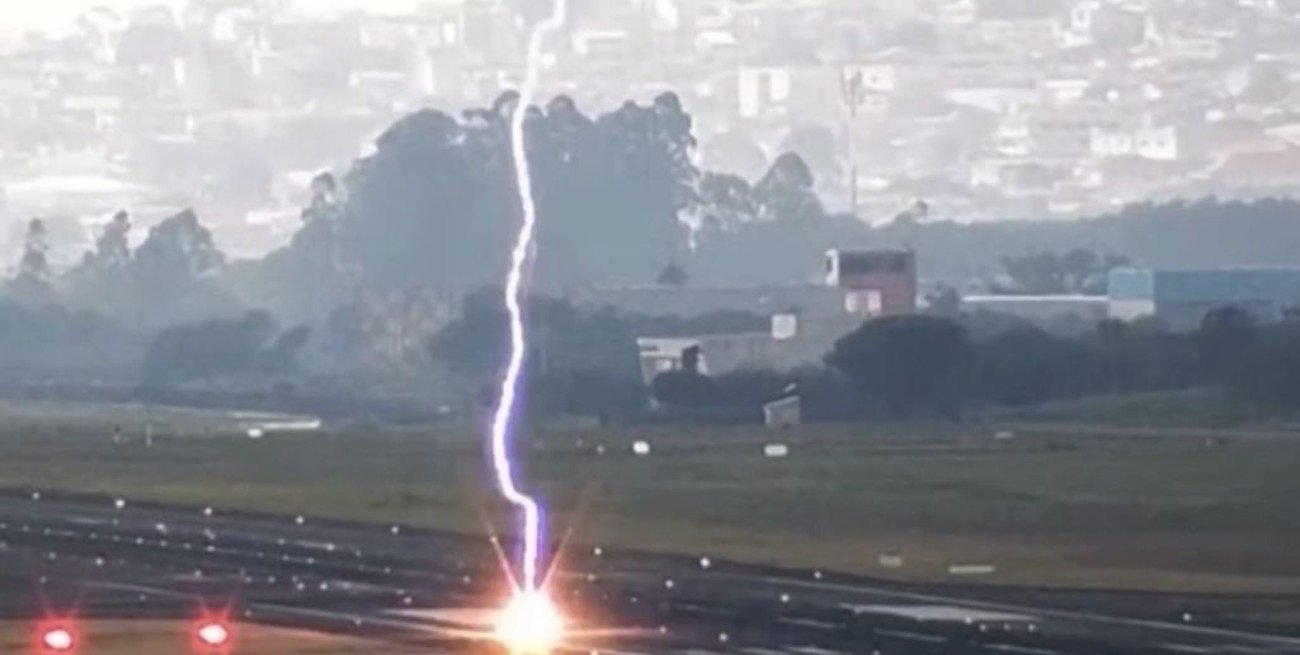 En el aeropuerto de San Pablo cayo un rayo y rompió la pista 