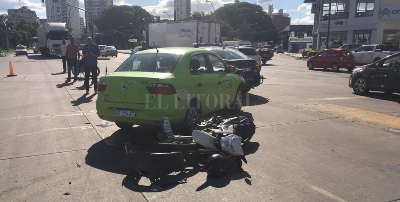 Fuerte choque entre una moto y un remise