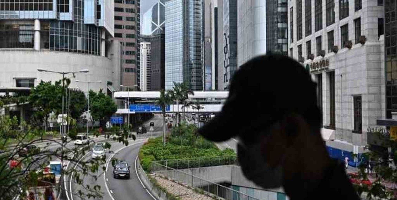Hong Kong vuelve a endurecer medidas restrictivas por el coronavirus