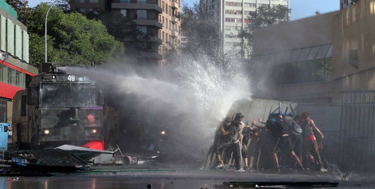 Denuncian la presencia de soda cáustica en el agua utilizada por carabineros en Chile