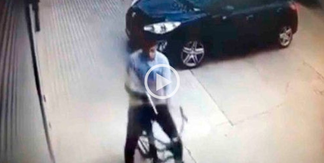 Video: lo balearon a plena luz del día para robarle la mochila