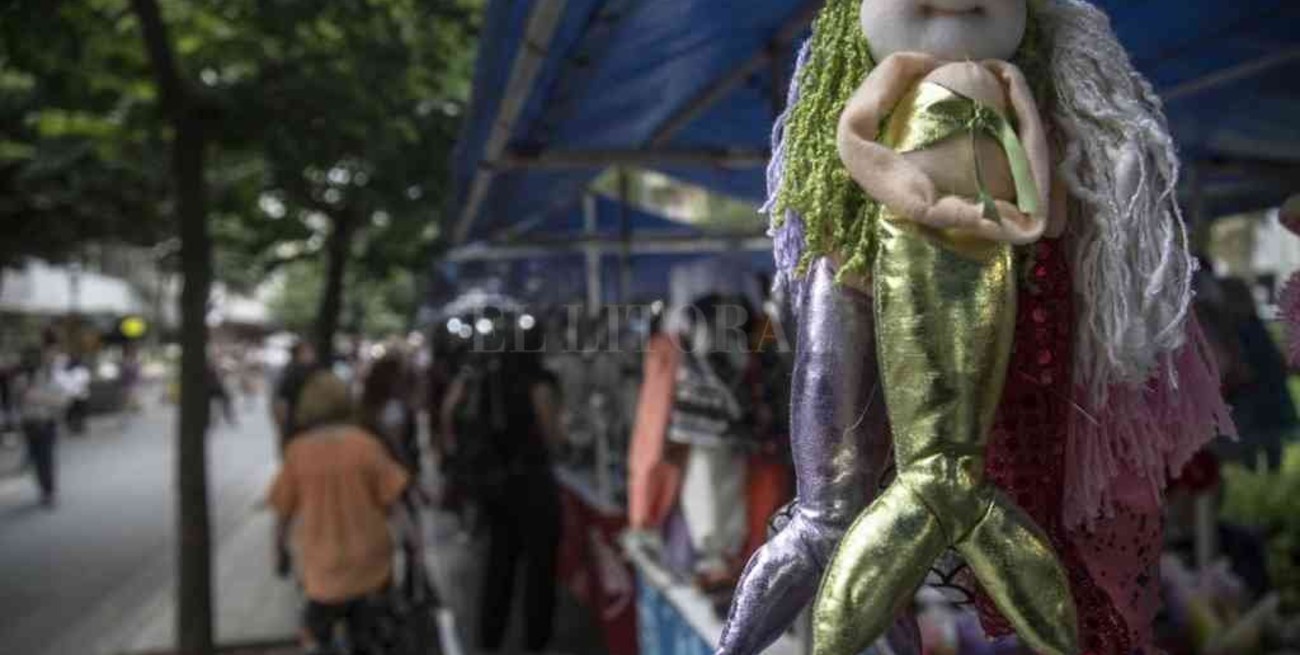 Rosario: arrancó la Feria Artesanal Navideña en la plaza Pringles