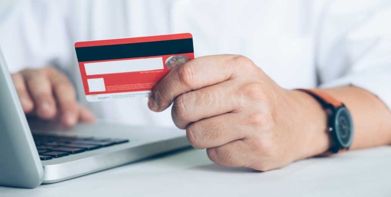 Mozos detenidos por usar la tarjeta de un cliente para realizar compras