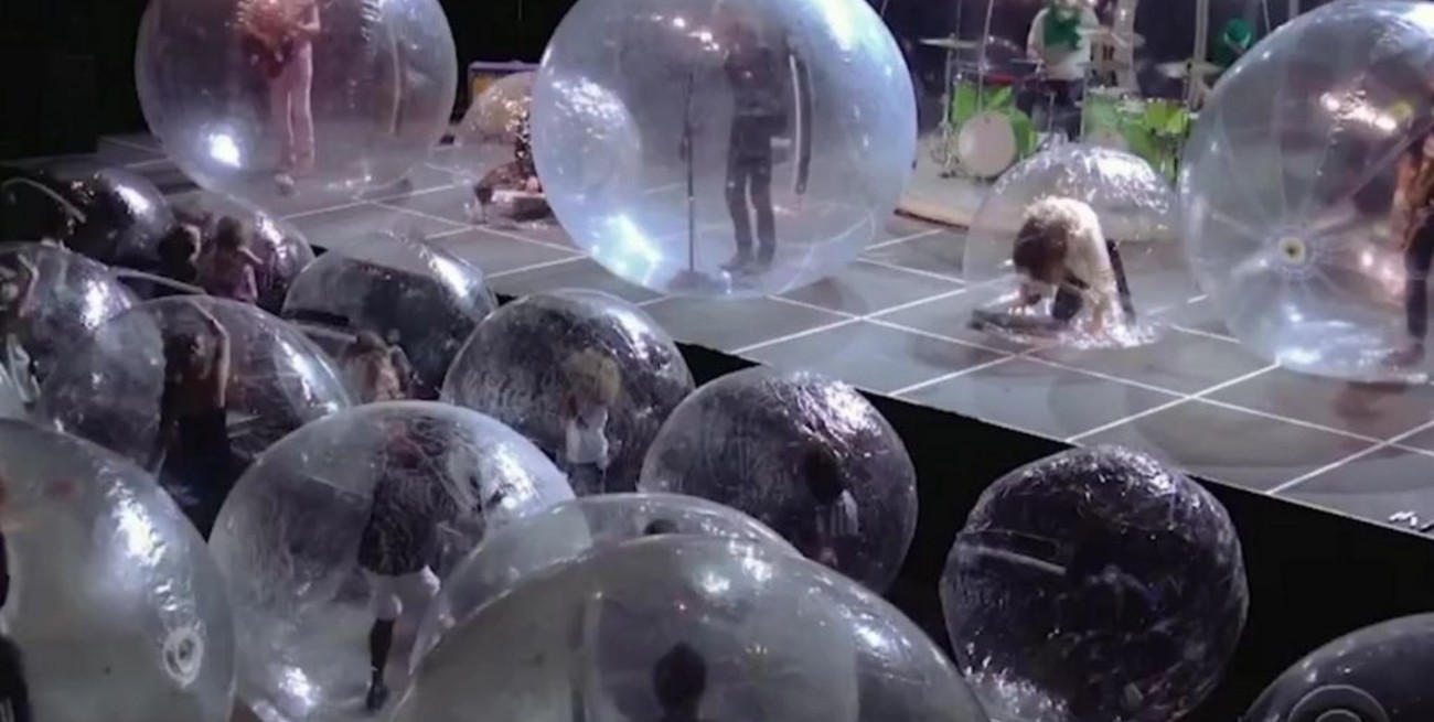 Un concierto entre burbujas de plástico, así fue la presentación de The Flaming Lips