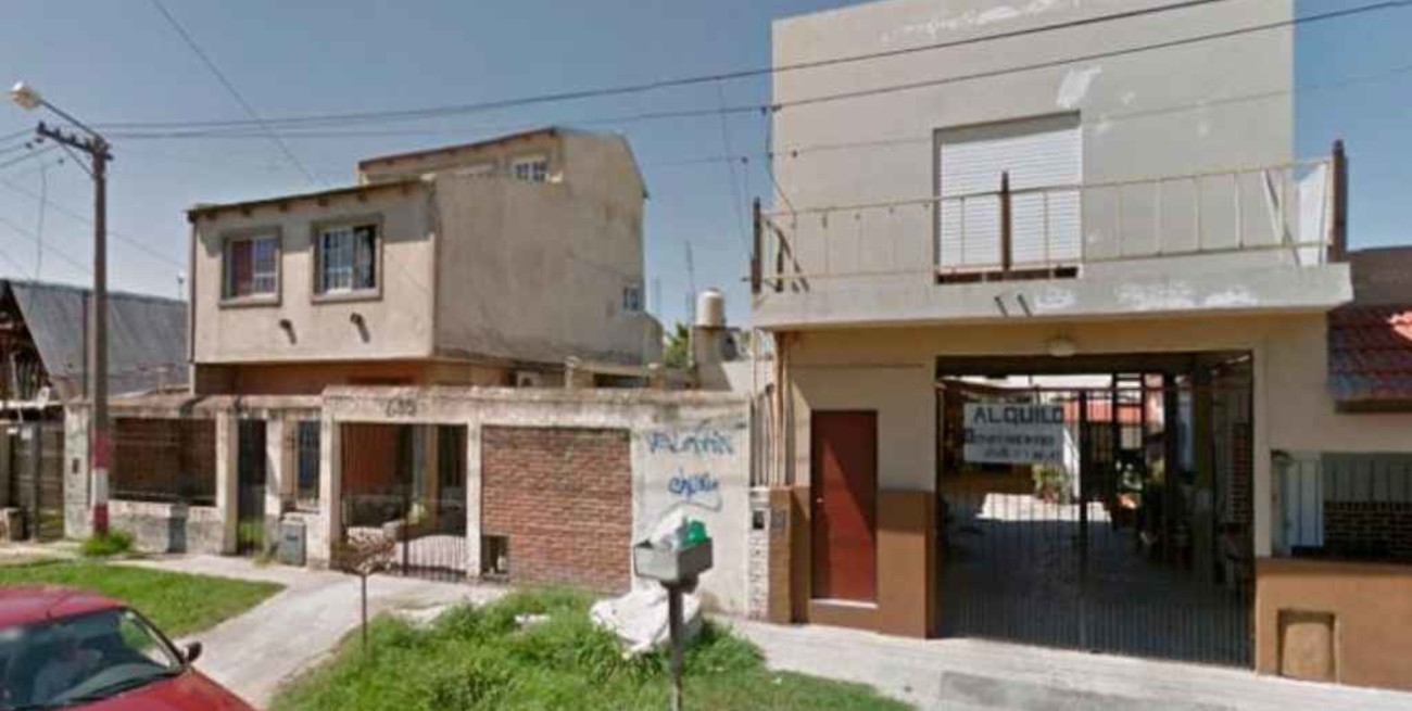 Una joven empujó por el balcón al ladrón que estaba por robar en su casa