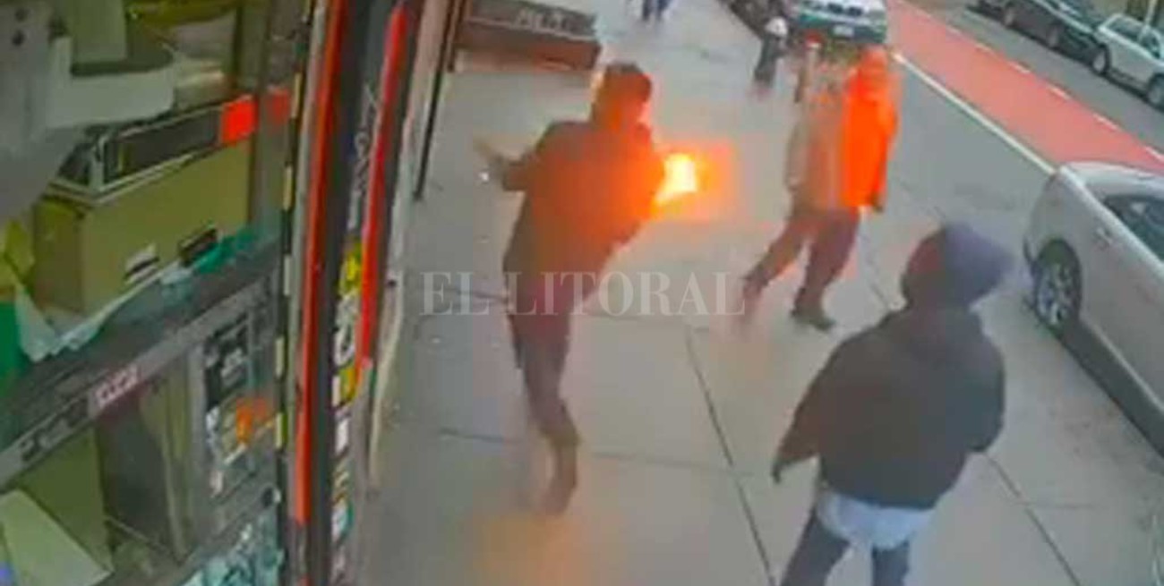 Impactante video: tiró una bomba molotov contra un comercio y no hubo muertos de milagro