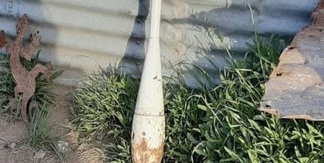 Hallan una bomba aérea "de vieja data" en el patio de una casa