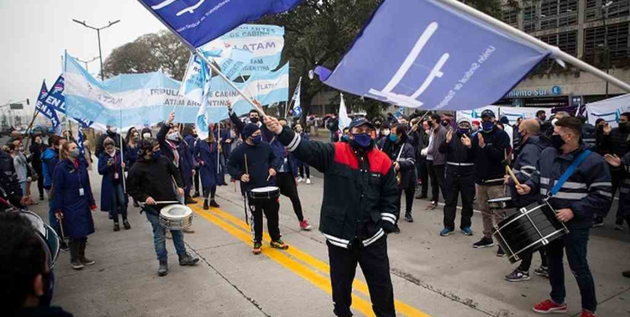 Trabajadores de LATAM protestan y marchan en defensa de los 1.700 puestos de trabajo